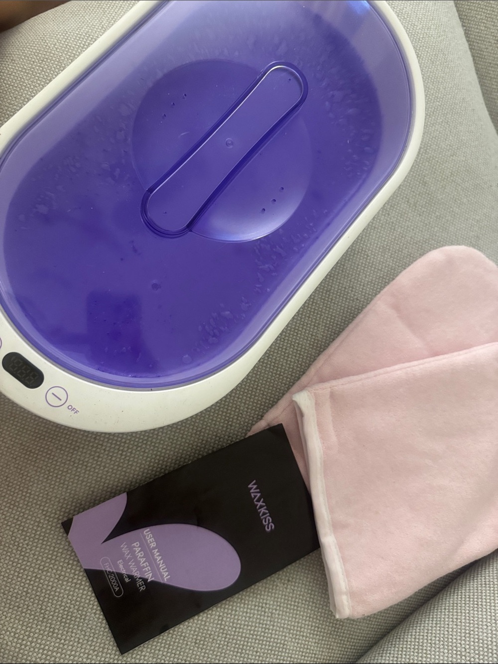 Kiss Purple Paraffin Wax Heater with Light Pink Application Mitt
